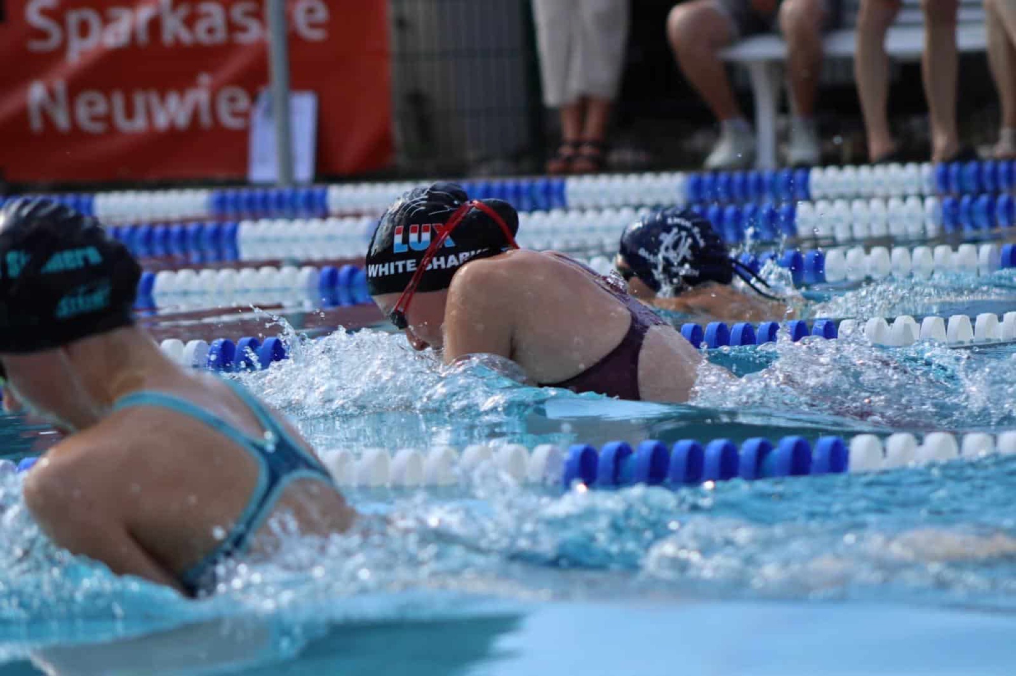 Schwimmerinnen im Startbereich eines Schwimmwettkampfs