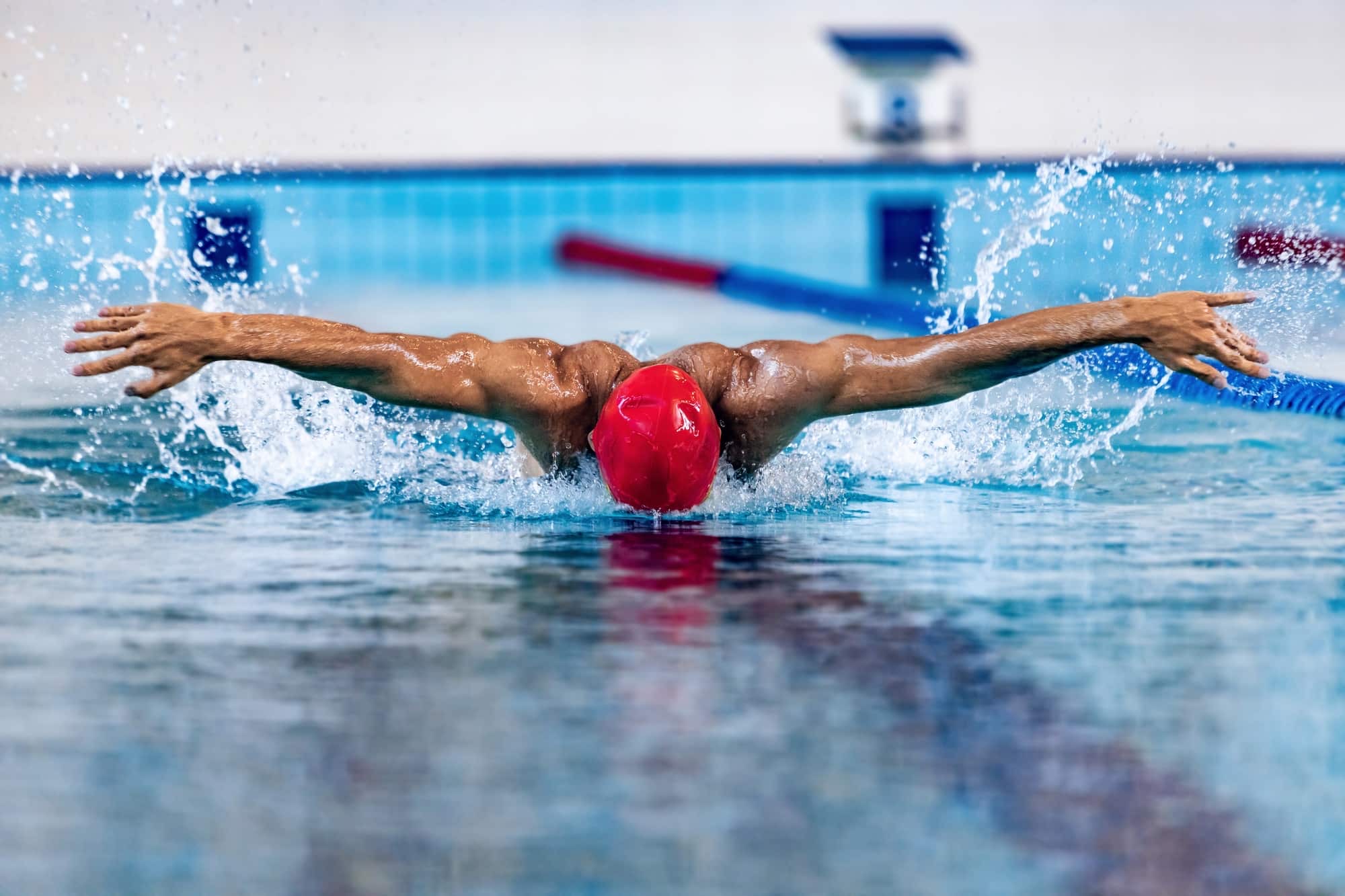 Schwimmer beim Schmetterlingsschwimmen im Wettkampfbecken